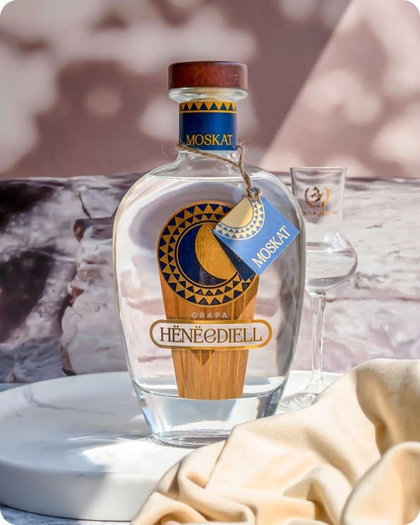 Grapa Hënë e Diell Moskat bottle in warm daylight
